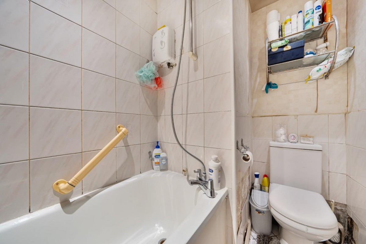 Holstein Way, Erith, DA18 4DJ