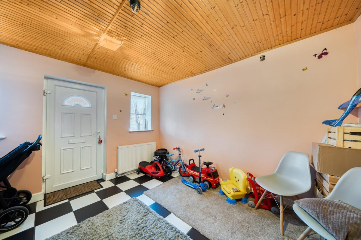 Holstein Way, Erith, DA18 4DJ