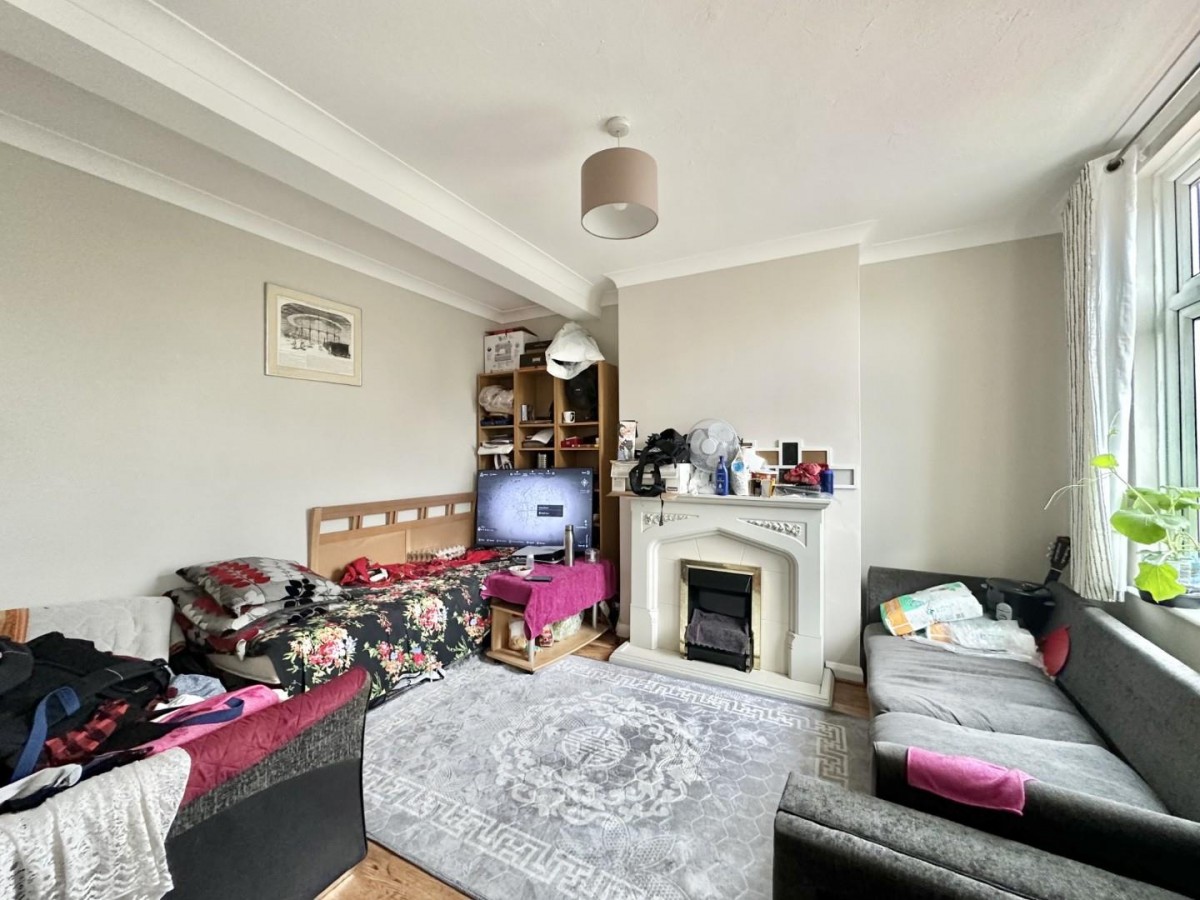 Kingshill Avenue, Hayes, Middlesex, UB4 8BY