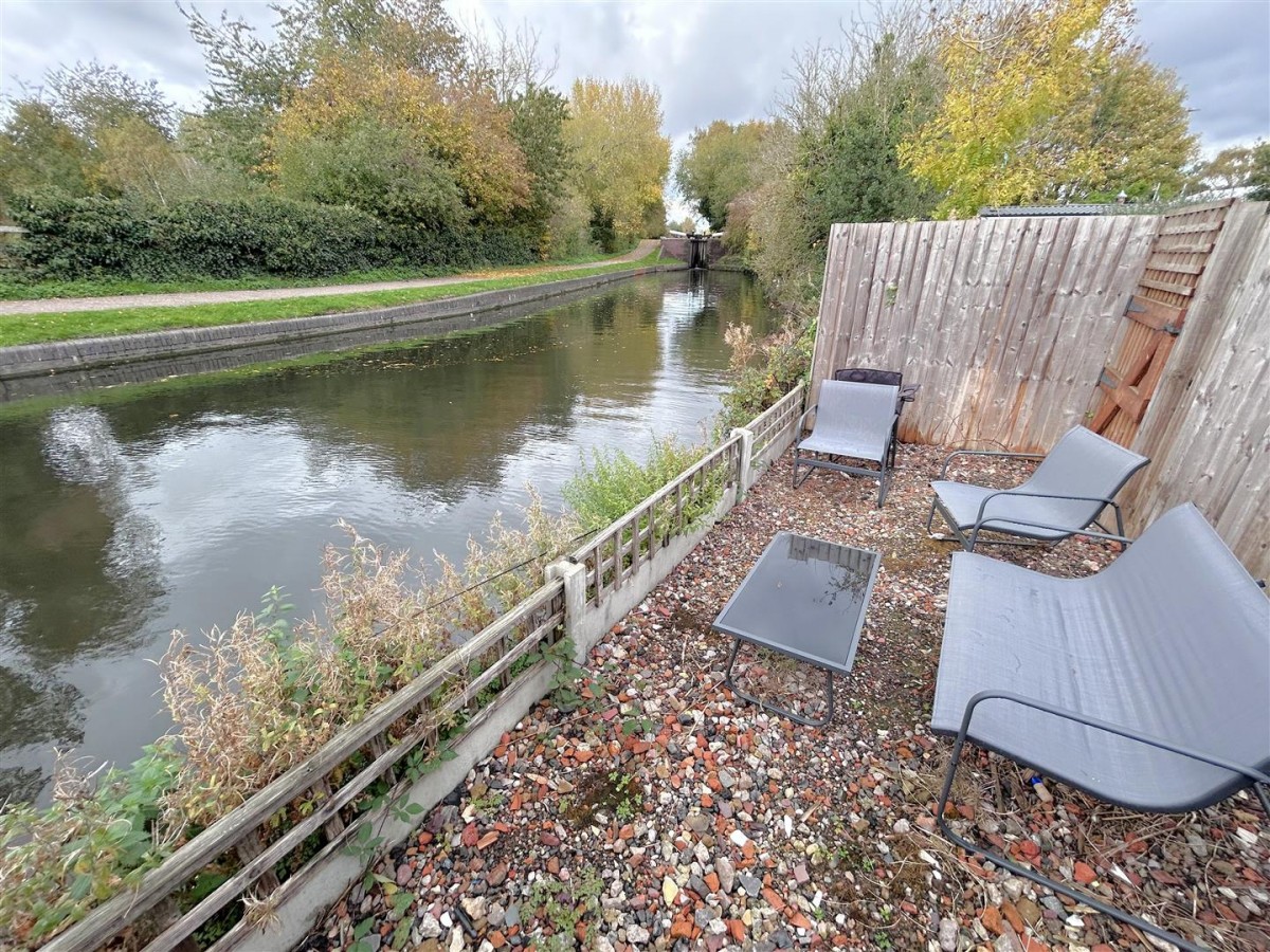 Brierley Hill Road, Brierley Hill