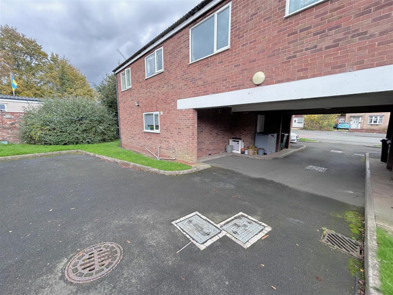 Brierley Hill Road, Brierley Hill