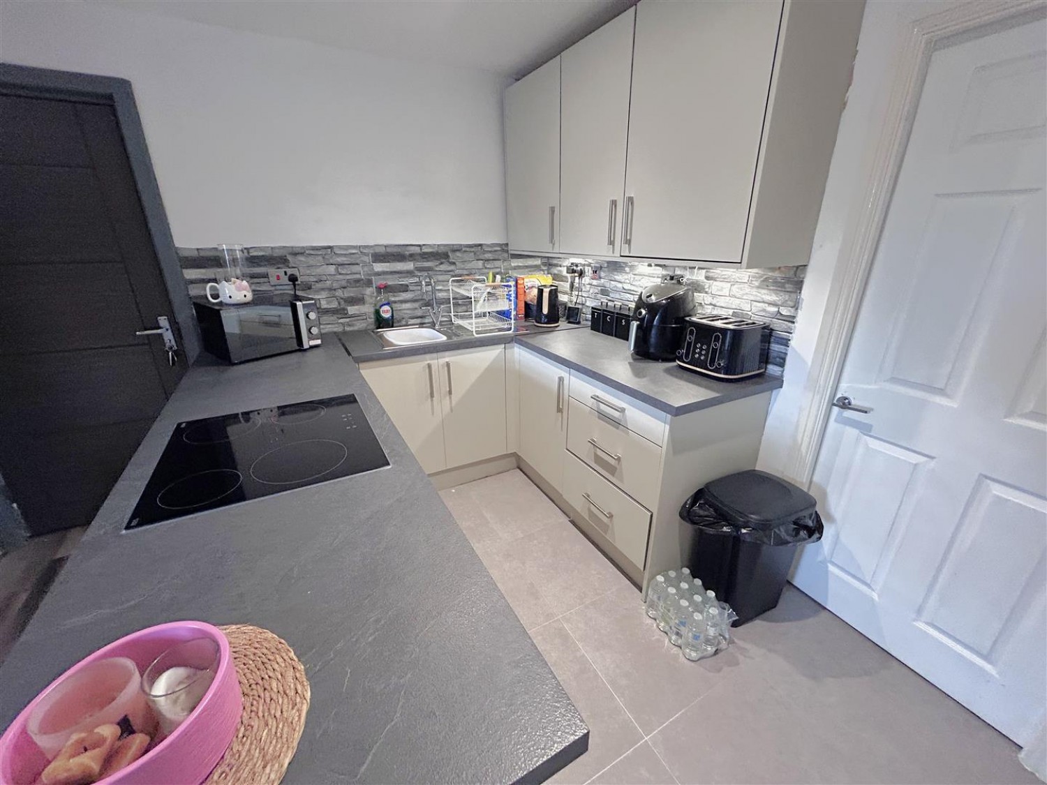 Brierley Hill Road, Brierley Hill