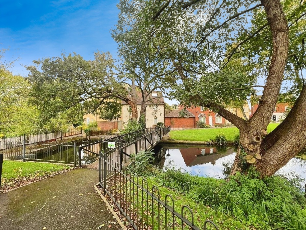 Castle Stream Court, Dursley
