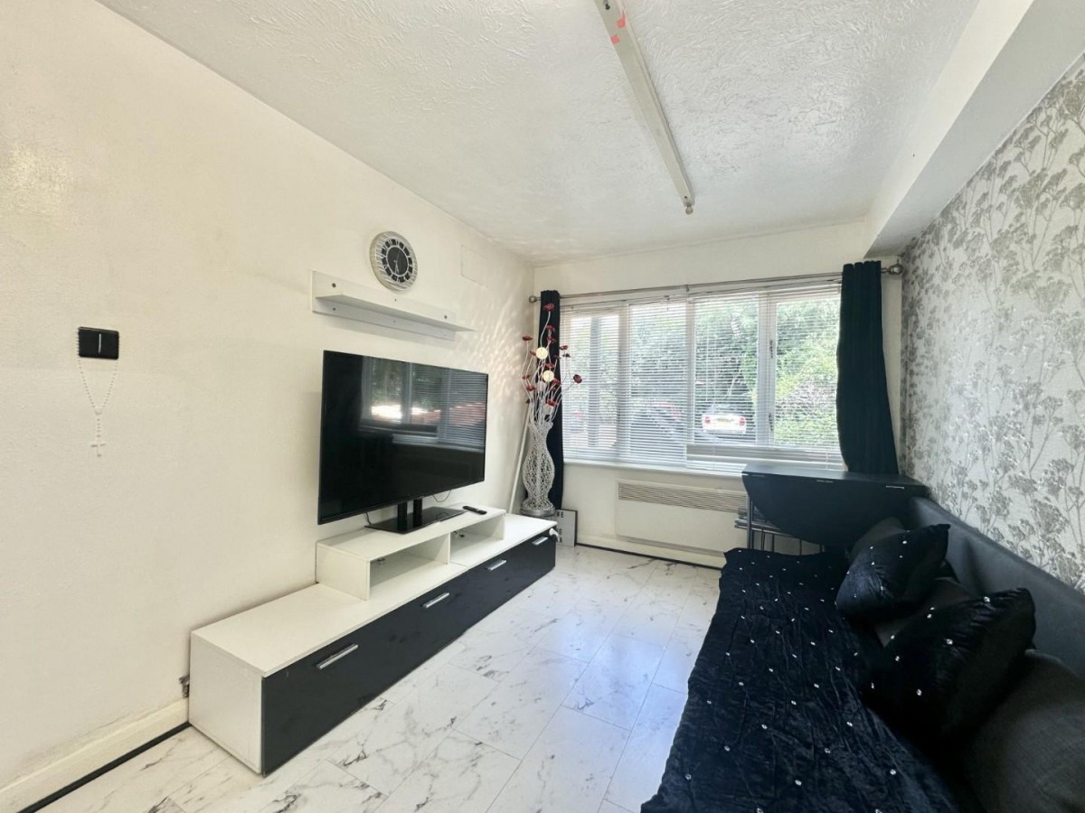 Marina Approach, Hayes, UB4 9TB