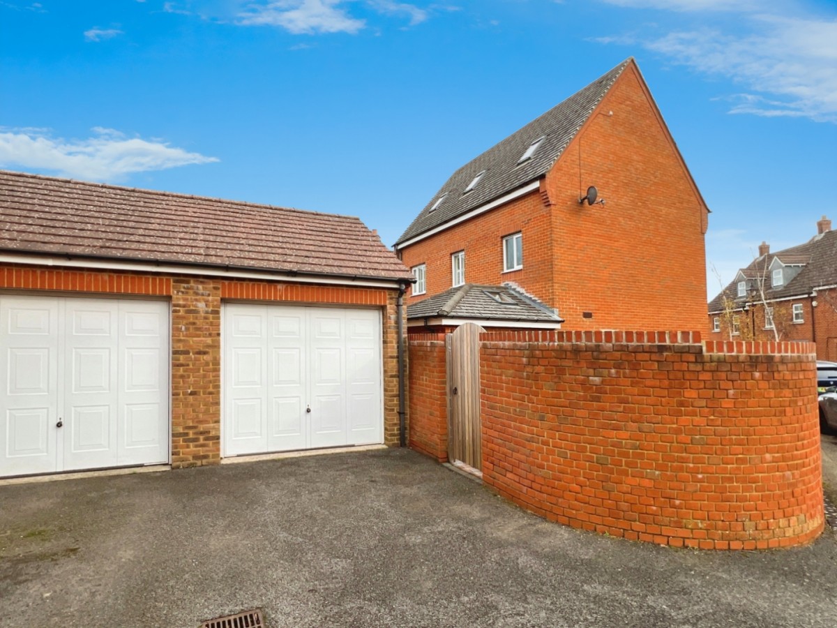 Grenadier Way, Singleton