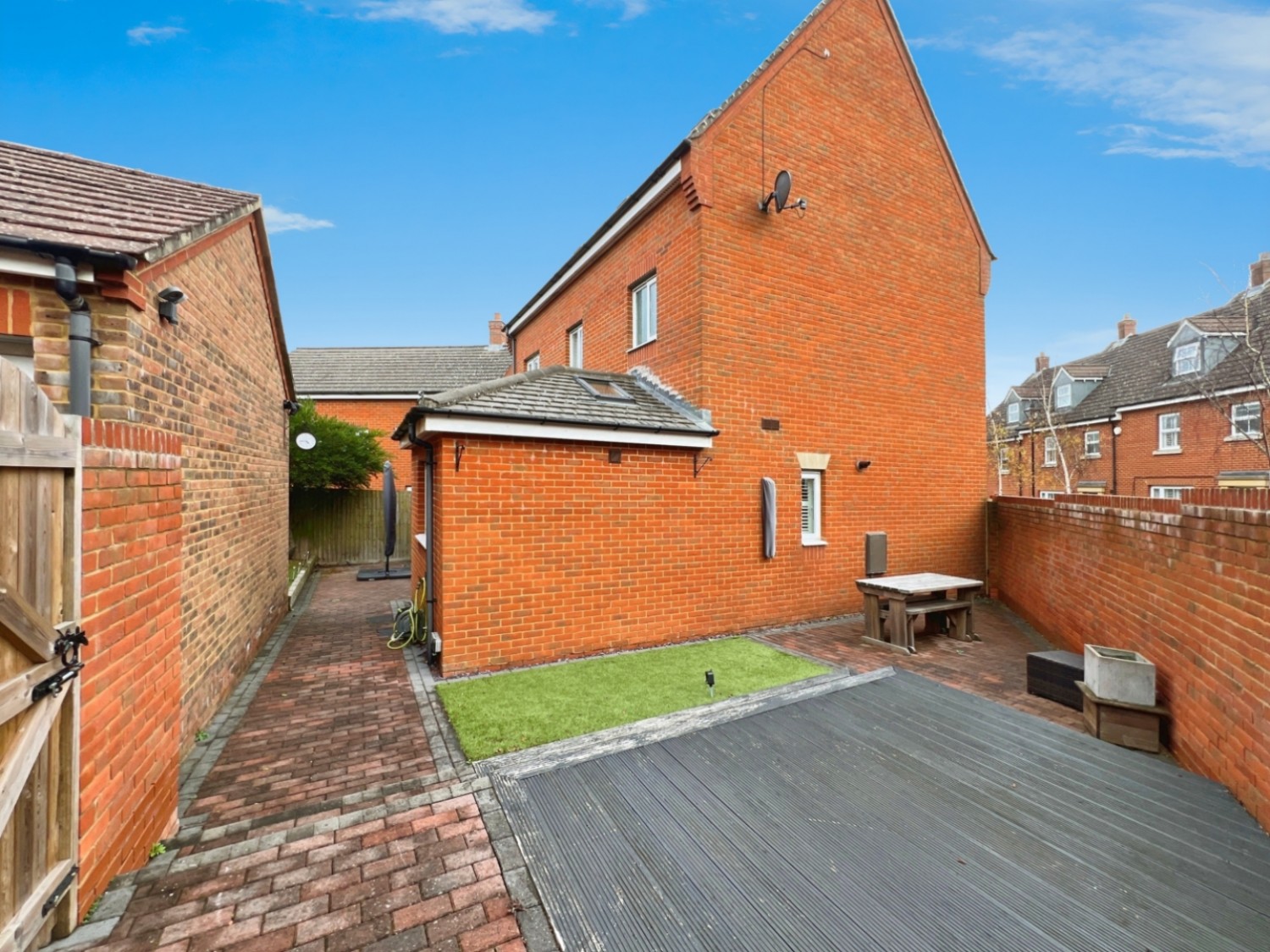 Grenadier Way, Singleton