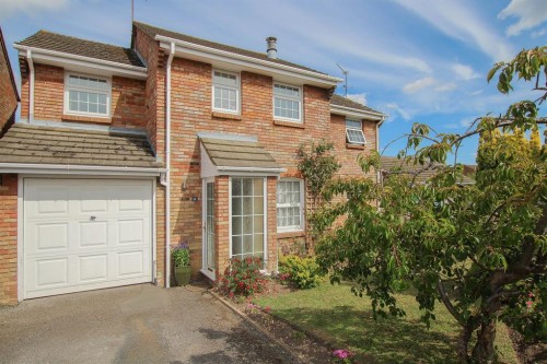 Grove Gardens, Tring, HP23 5PX