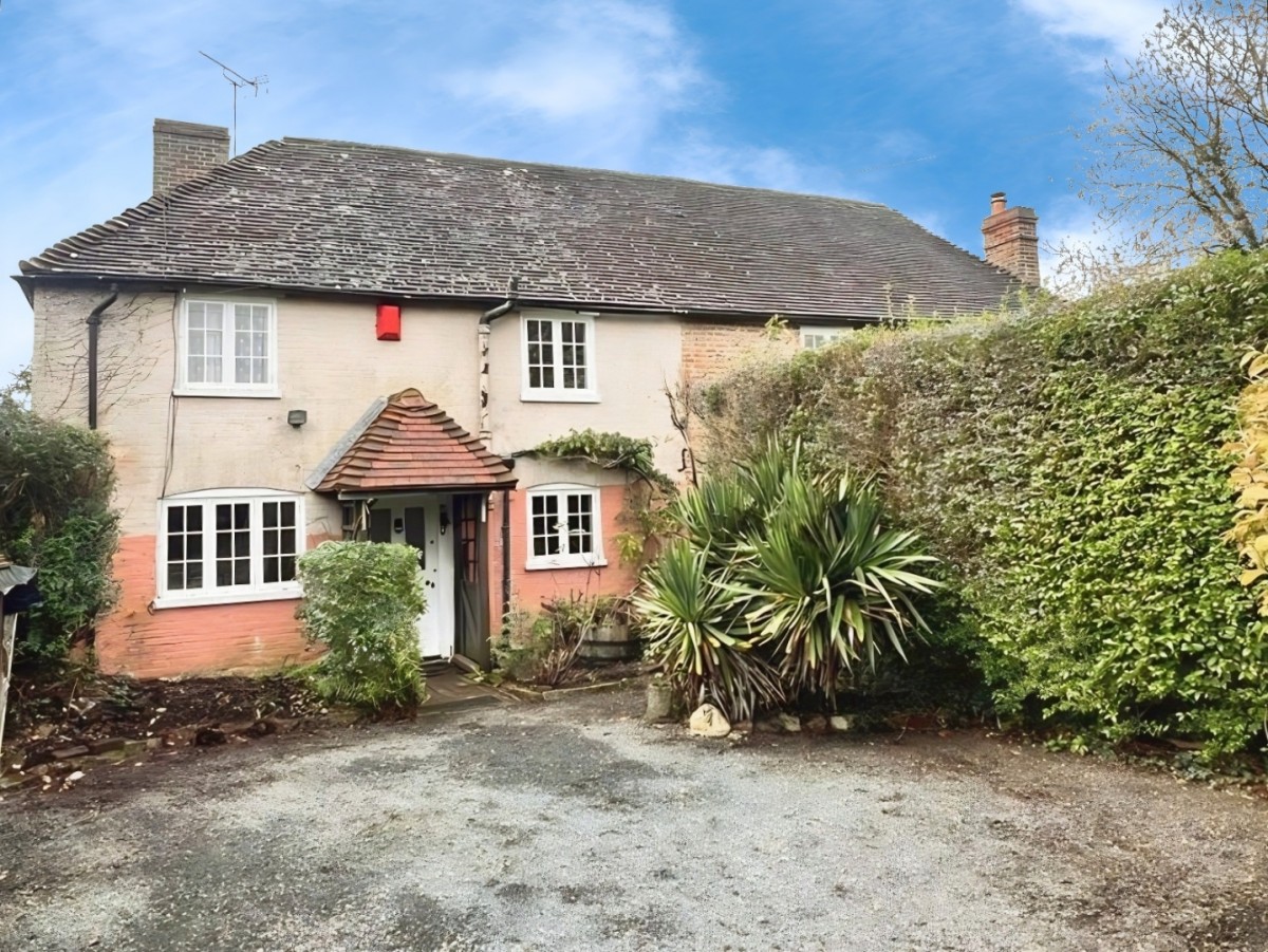 The Street, Hothfield