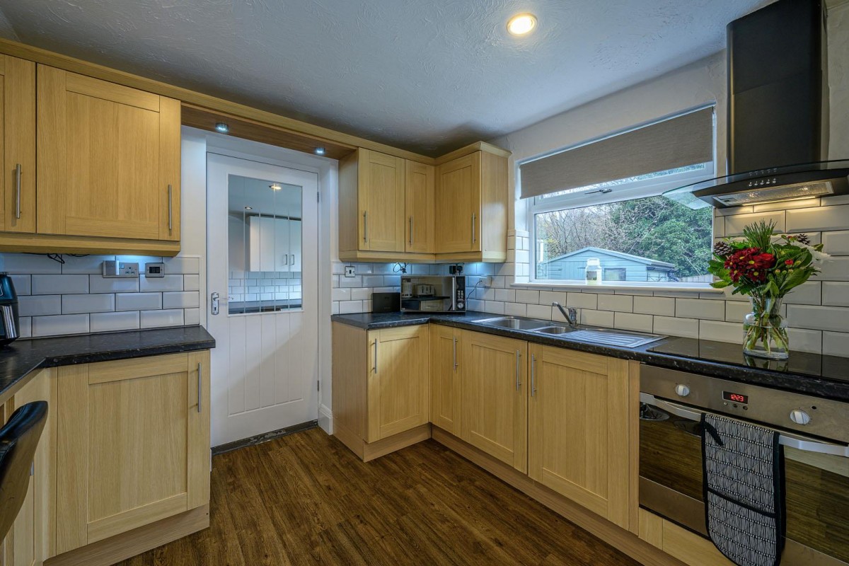 Chelford Crescent, Kingswinford, DY6 8PB