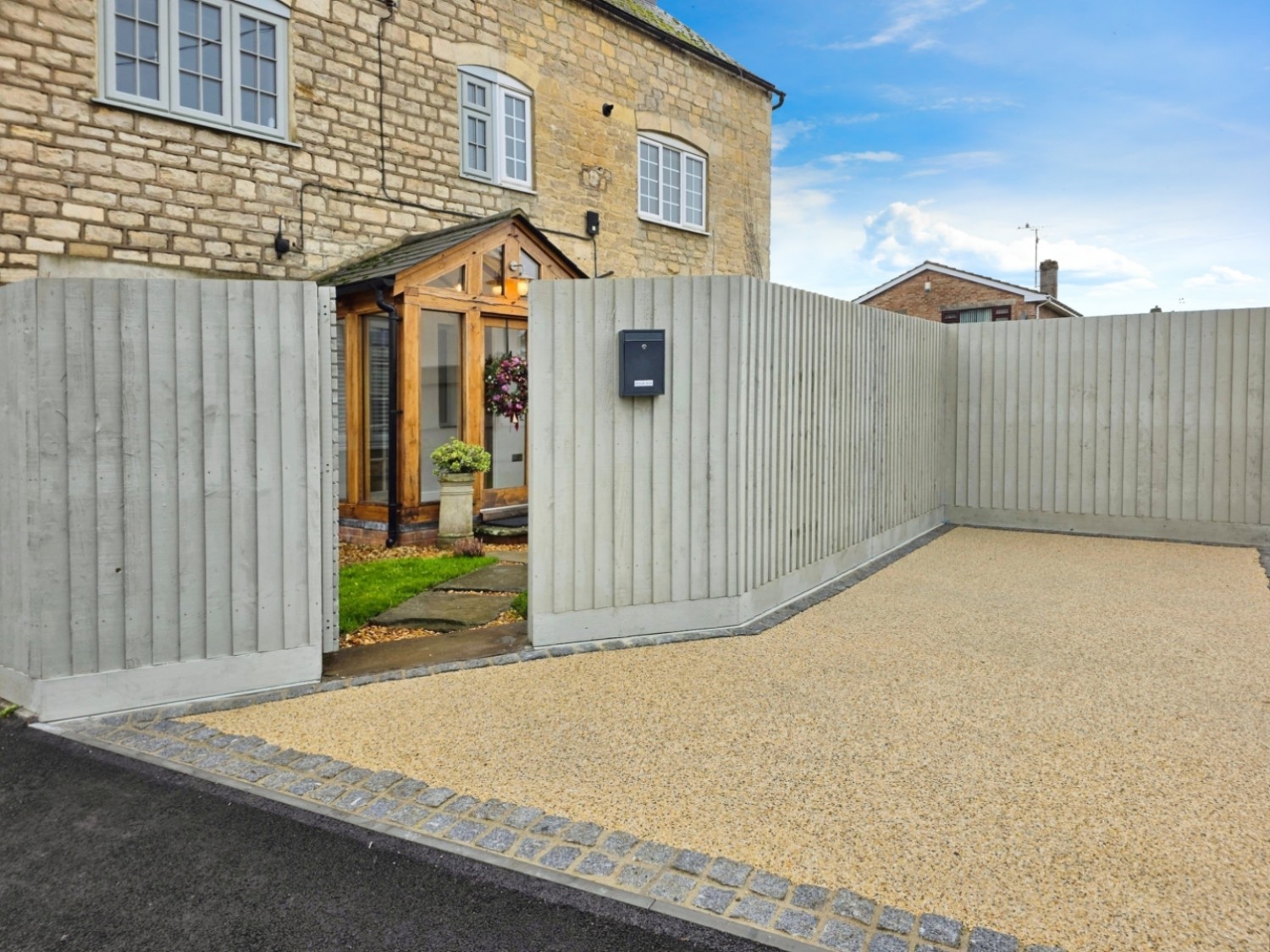 Marsh Road, Leonard Stanley