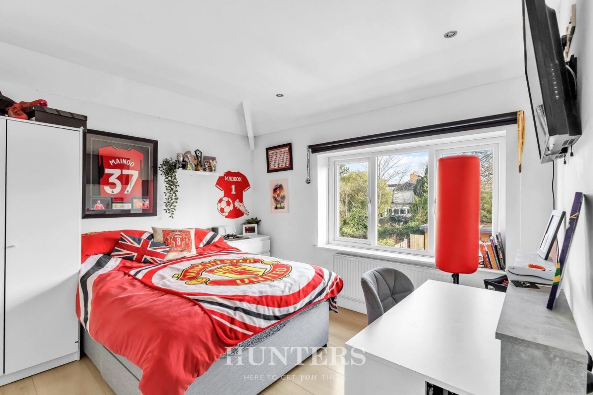 Kelvin Avenue, Middleton M24