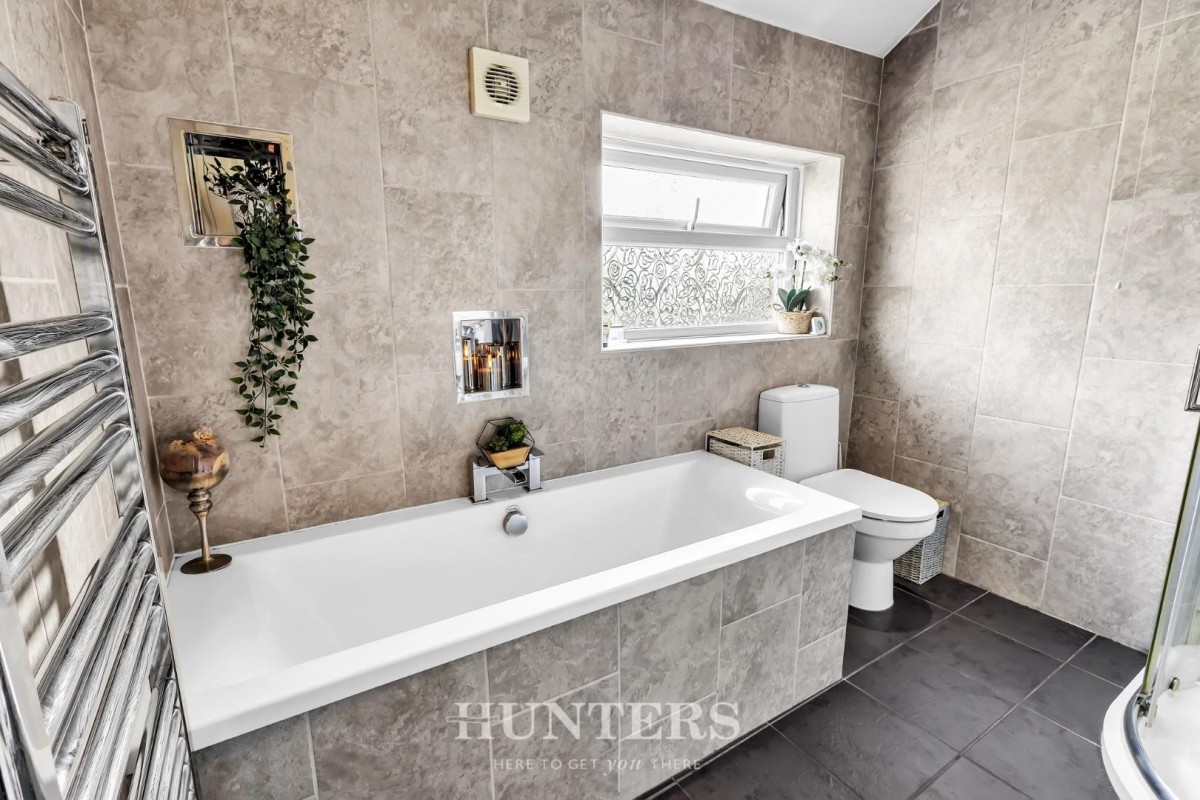 Kelvin Avenue, Middleton M24