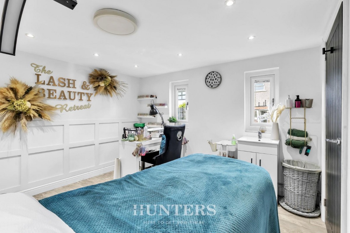 Kelvin Avenue, Middleton M24