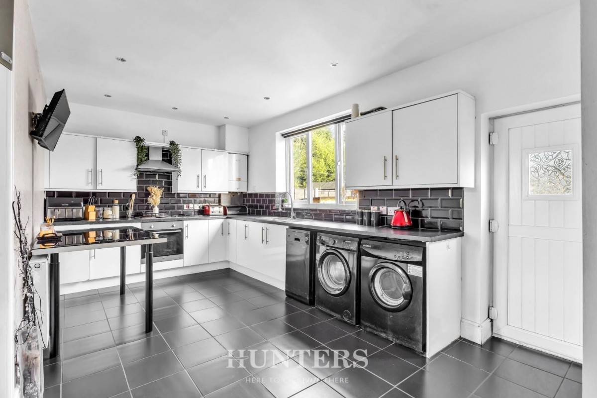 Kelvin Avenue, Middleton M24