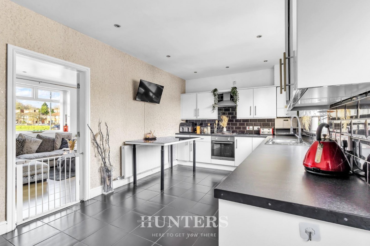 Kelvin Avenue, Middleton M24