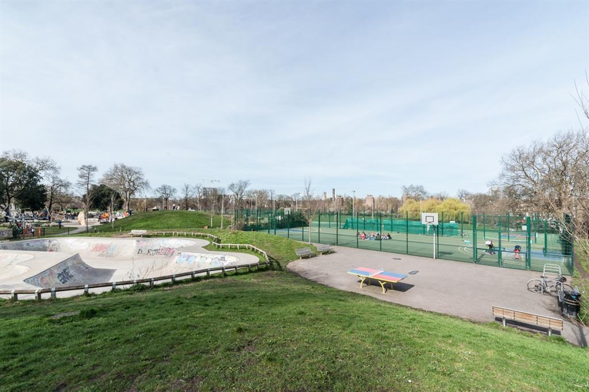 Queen Elizabeth's Walk, London, N16