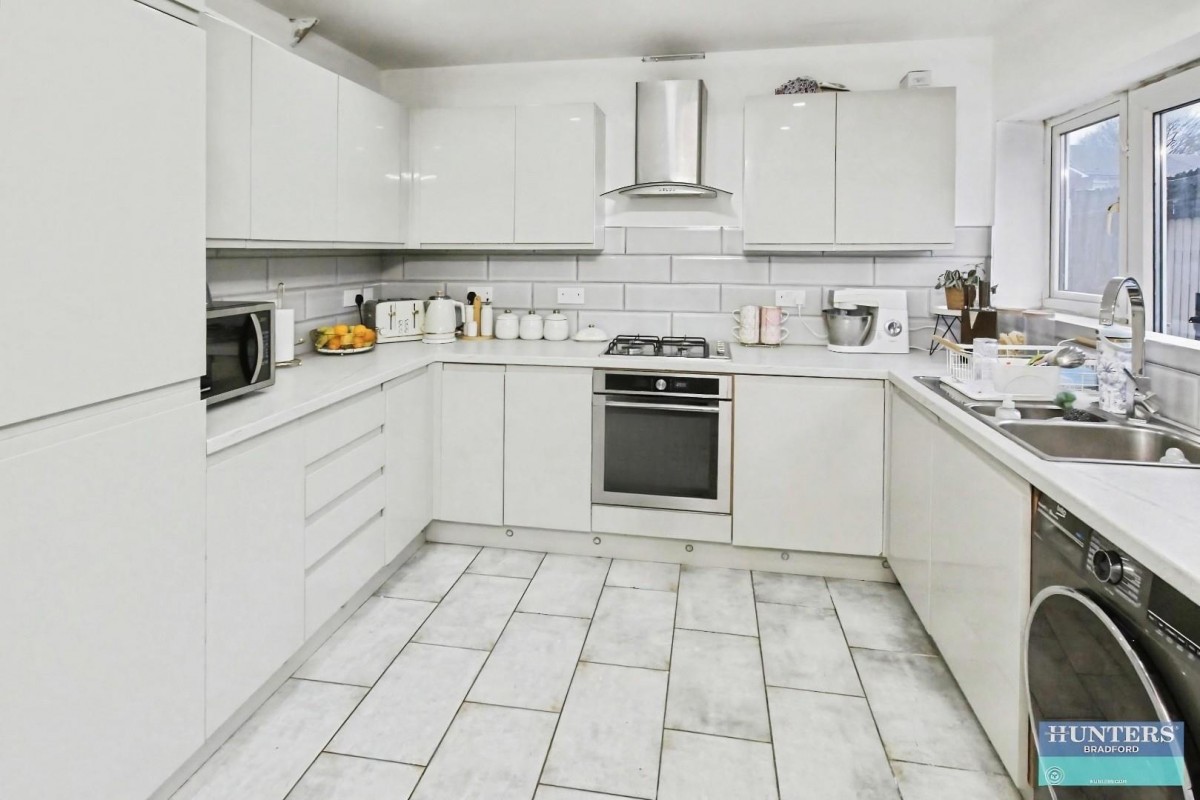 Sandringham Close, Bradford, BD14 6EB