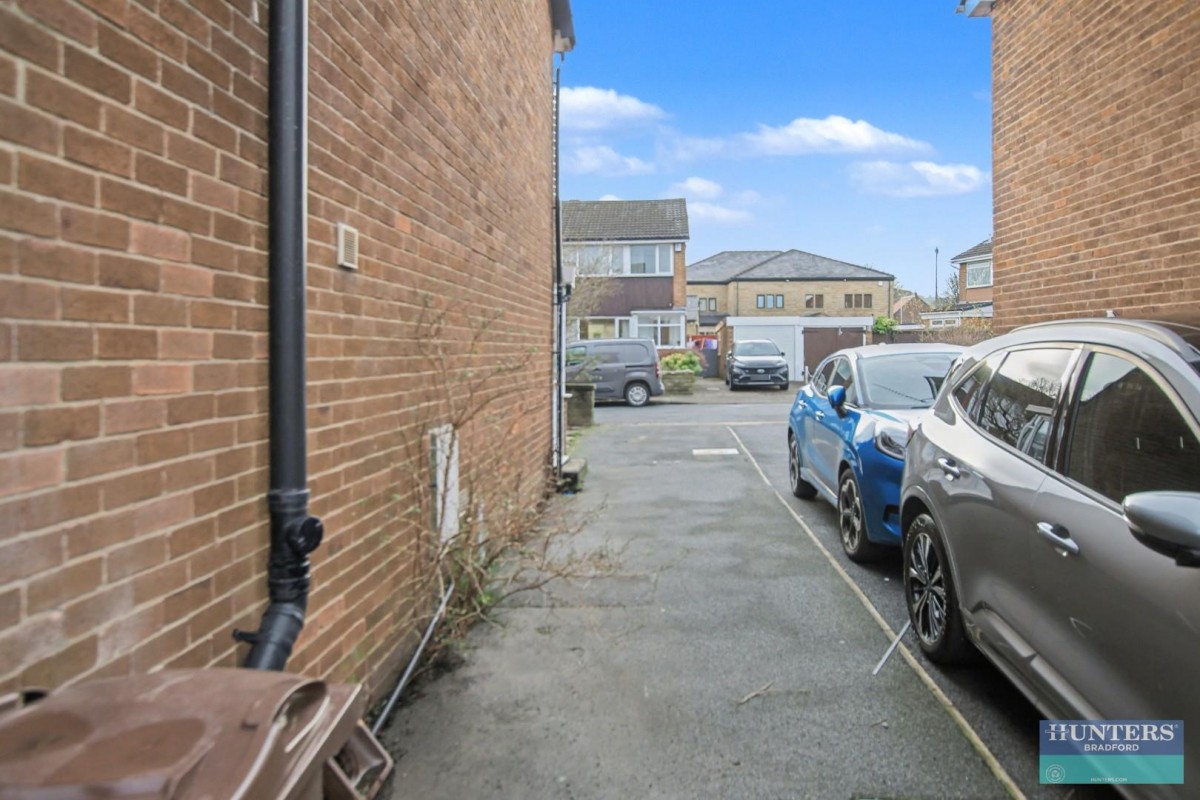 Sandringham Close, Bradford, BD14 6EB