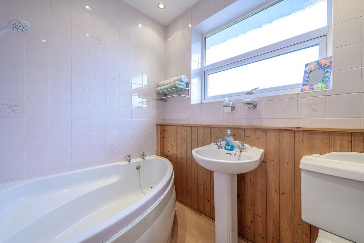 Essex Avenue, Kingswinford, DY6 9RH