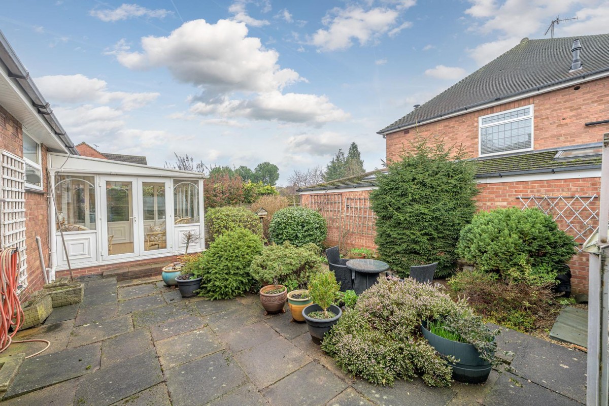 Essex Avenue, Kingswinford, DY6 9RH