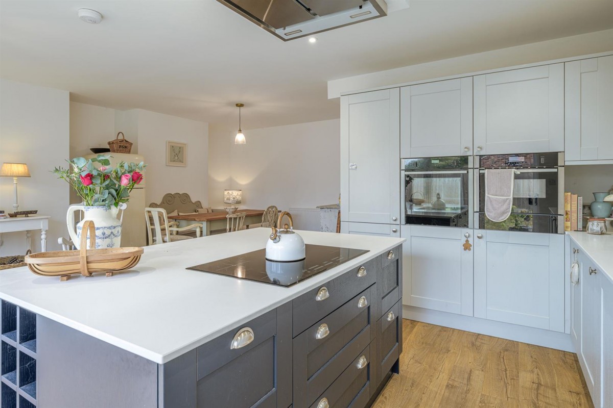 Wolverhampton Road, Kingswinford, DY6 7HY