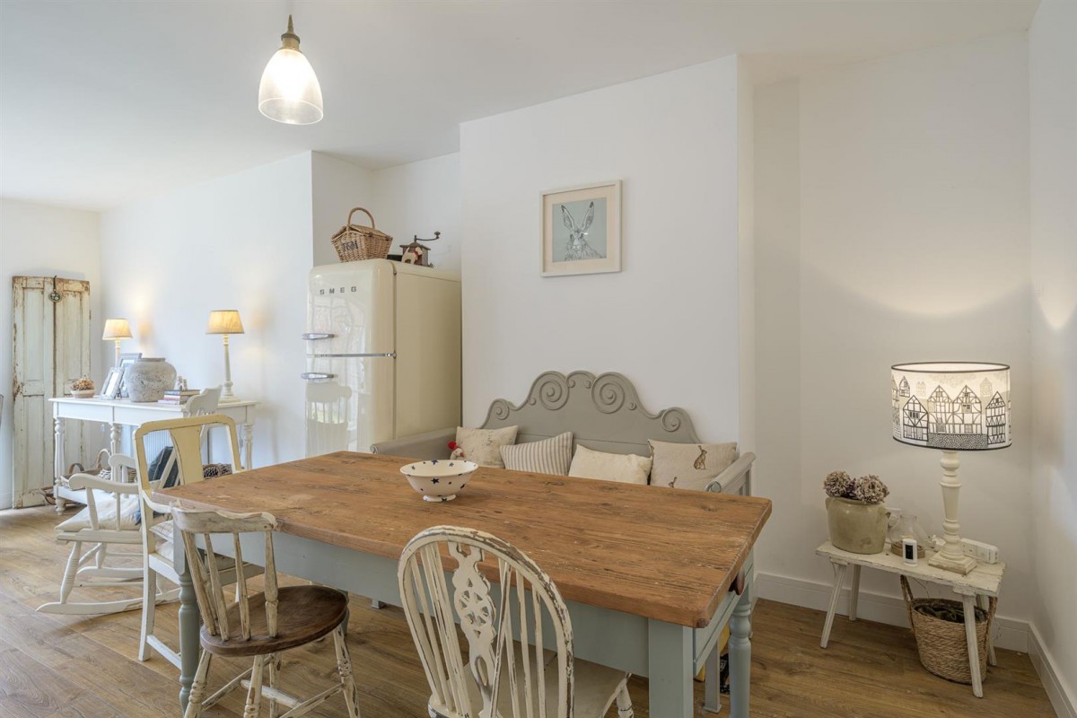 Wolverhampton Road, Kingswinford, DY6 7HY