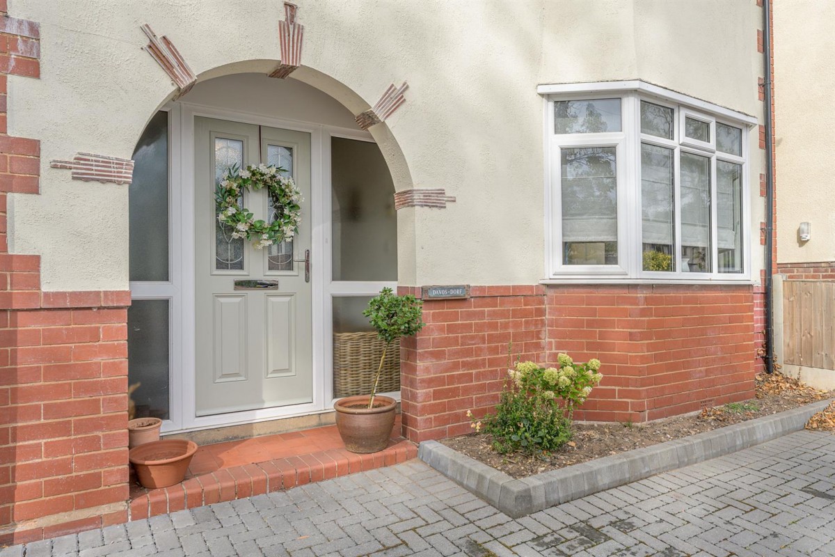 Wolverhampton Road, Kingswinford, DY6 7HY