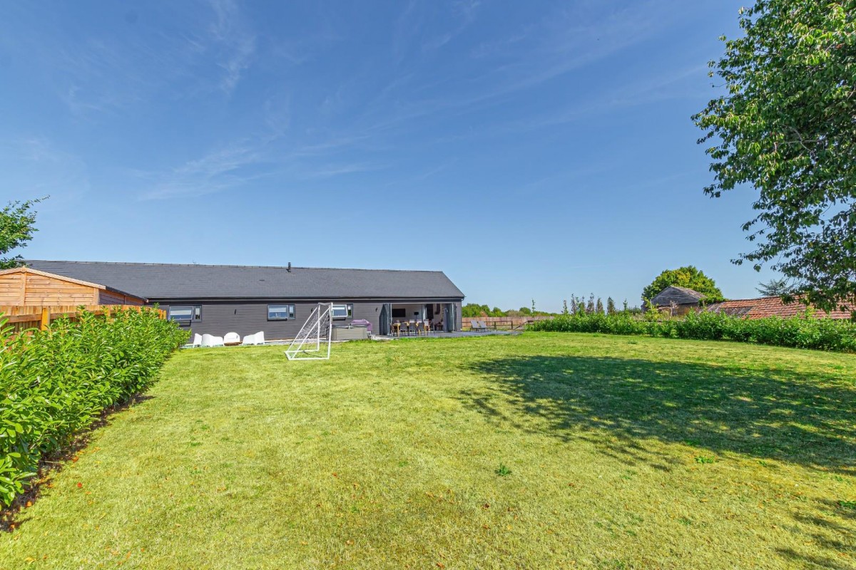 Cedar Barn, Hollingdon