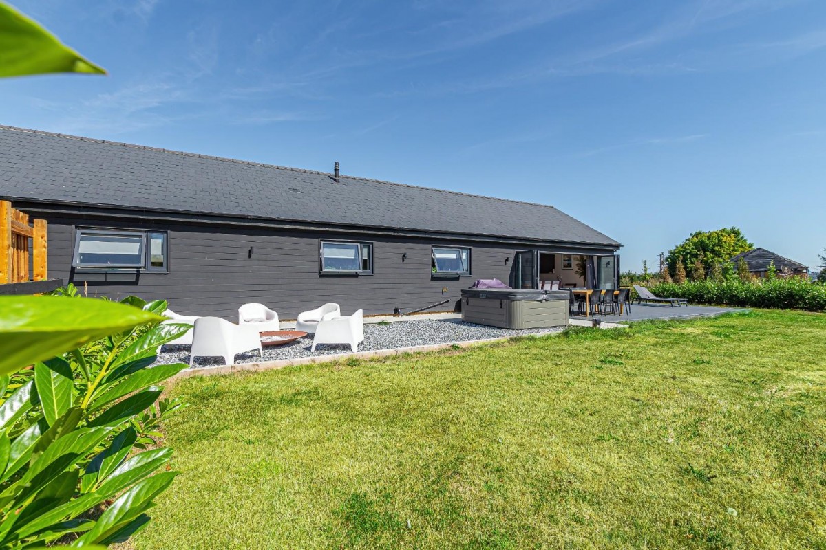 Cedar Barn, Hollingdon