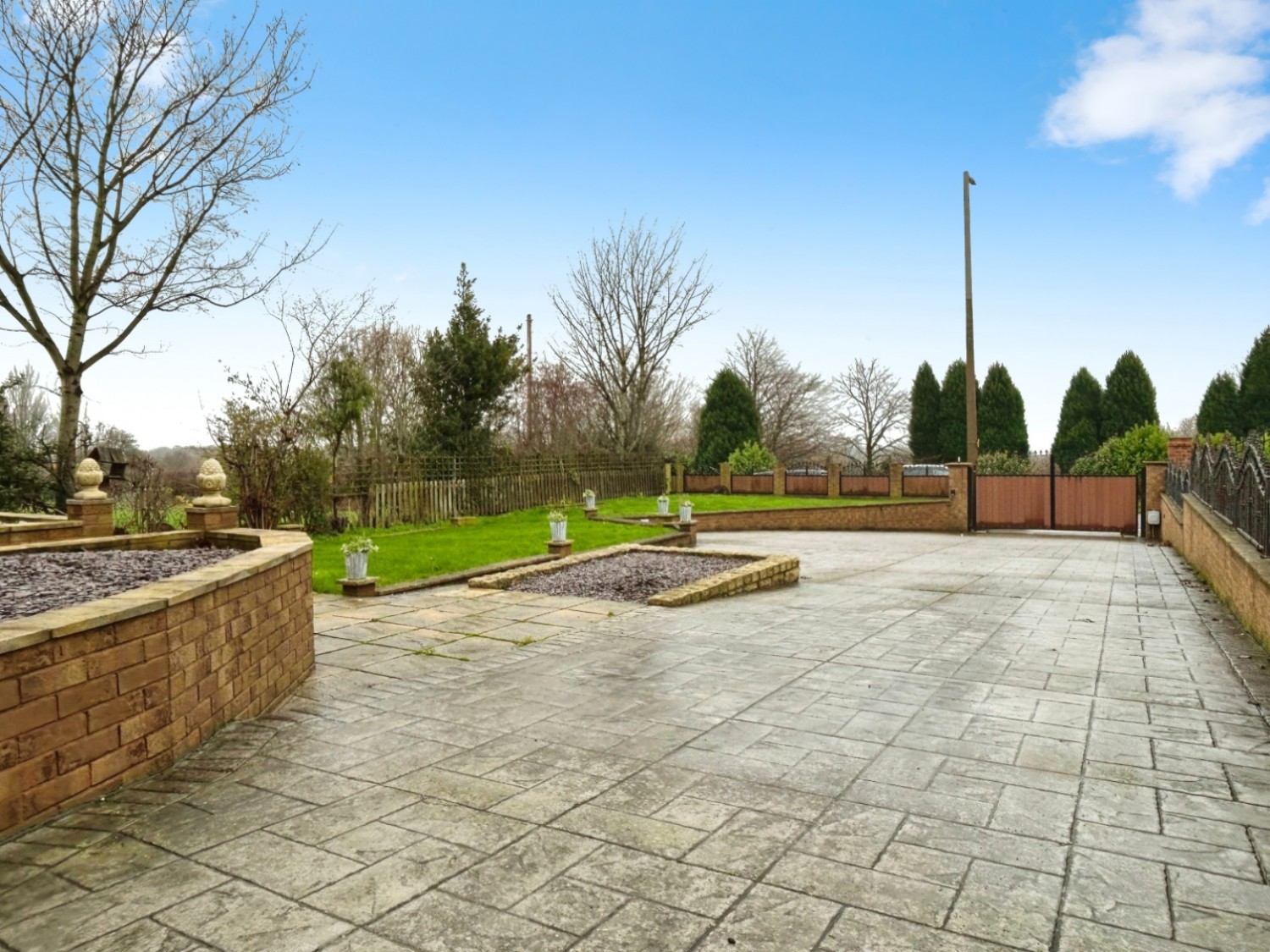 Wakefield Road, Staincross, Barnsley S75 6JY