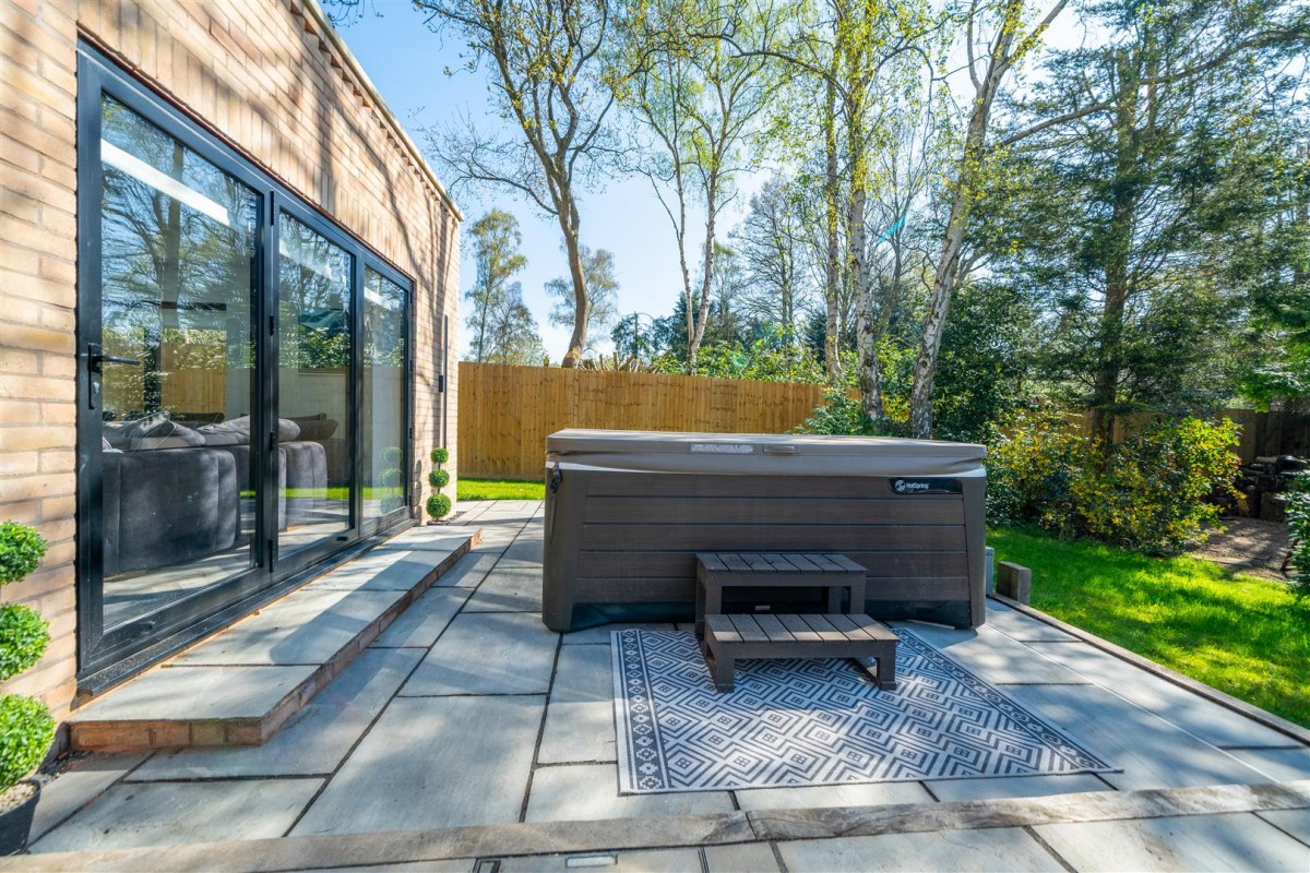 Lawnswood Drive, Lawnswood, Stourbridge, DY7 5QW