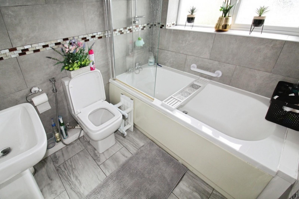 Eightlands Lane, Bramley, LS13 2BT