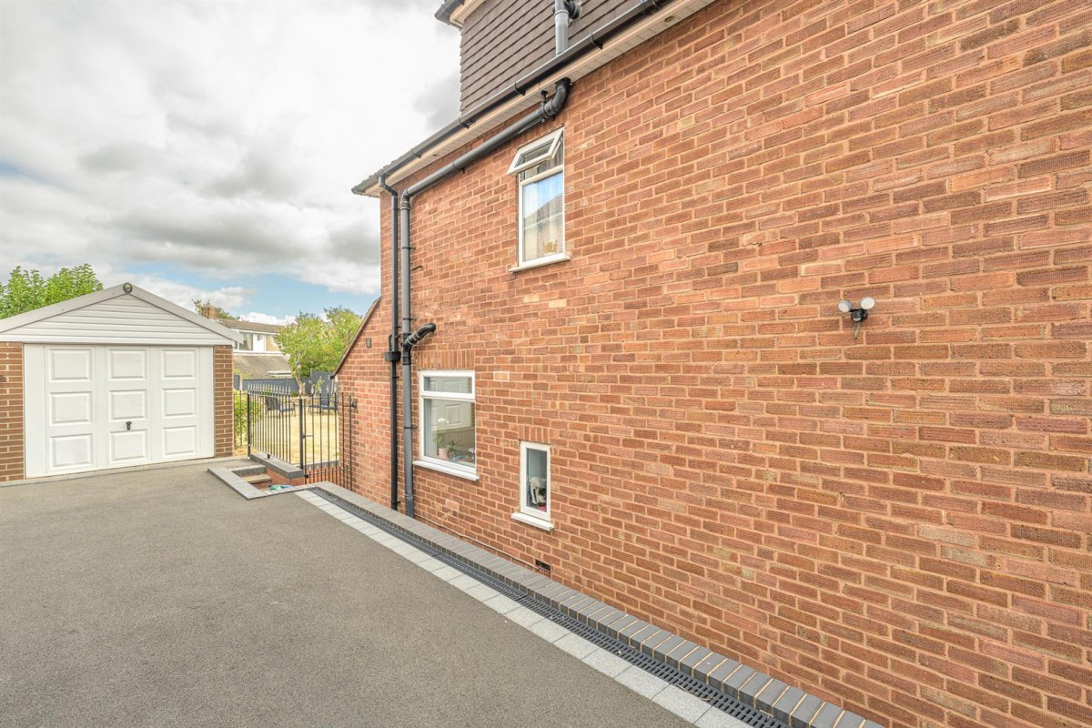 Wentworth Road, Wollaston, Stourbridge, DY8 4SB