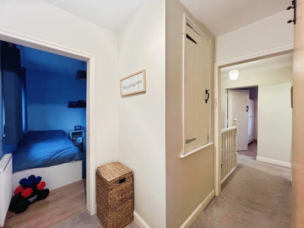 First Avenue, Dursley