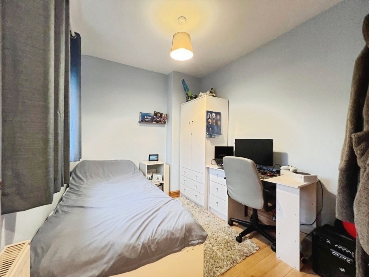 First Avenue, Dursley