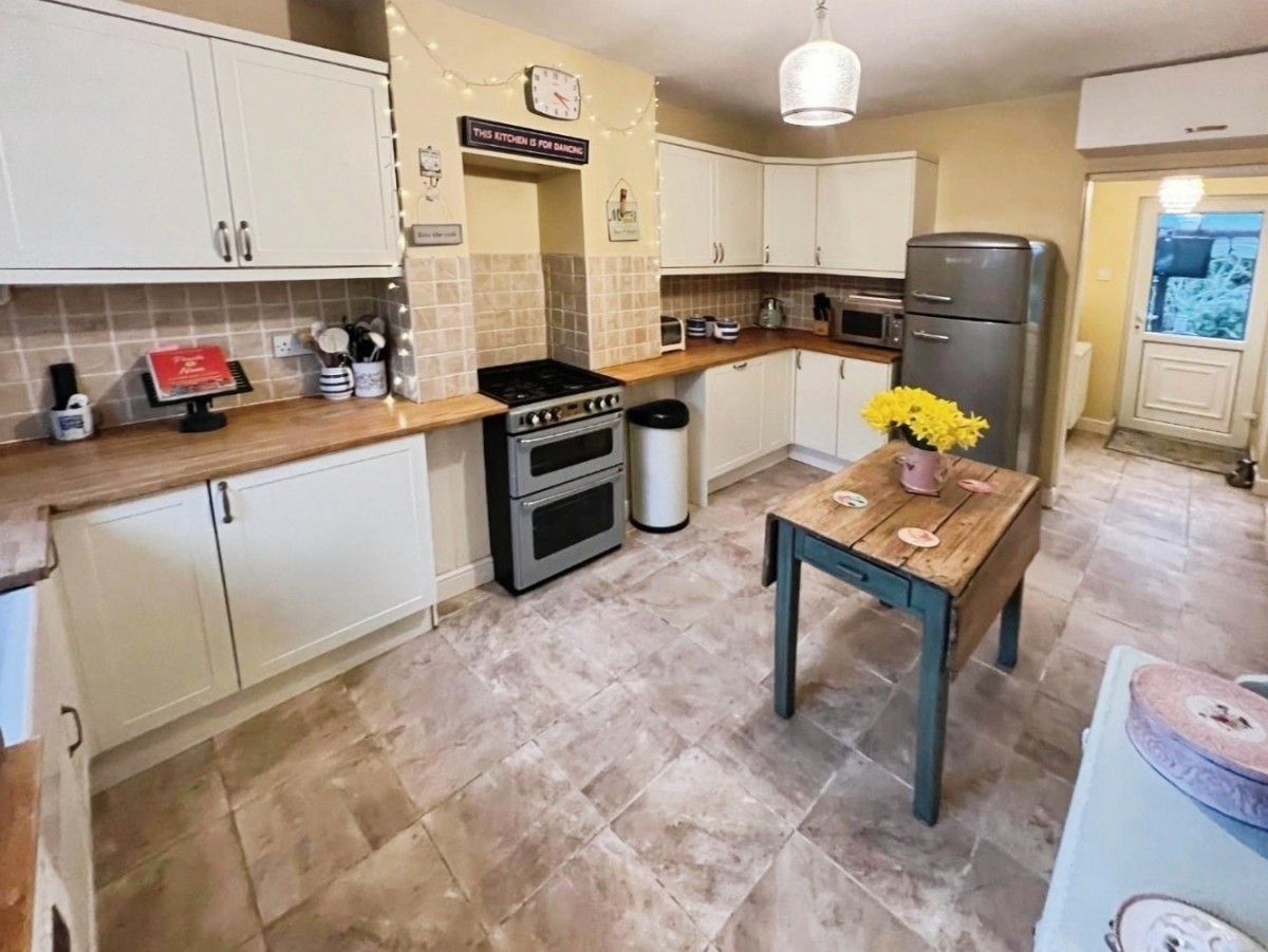 First Avenue, Dursley