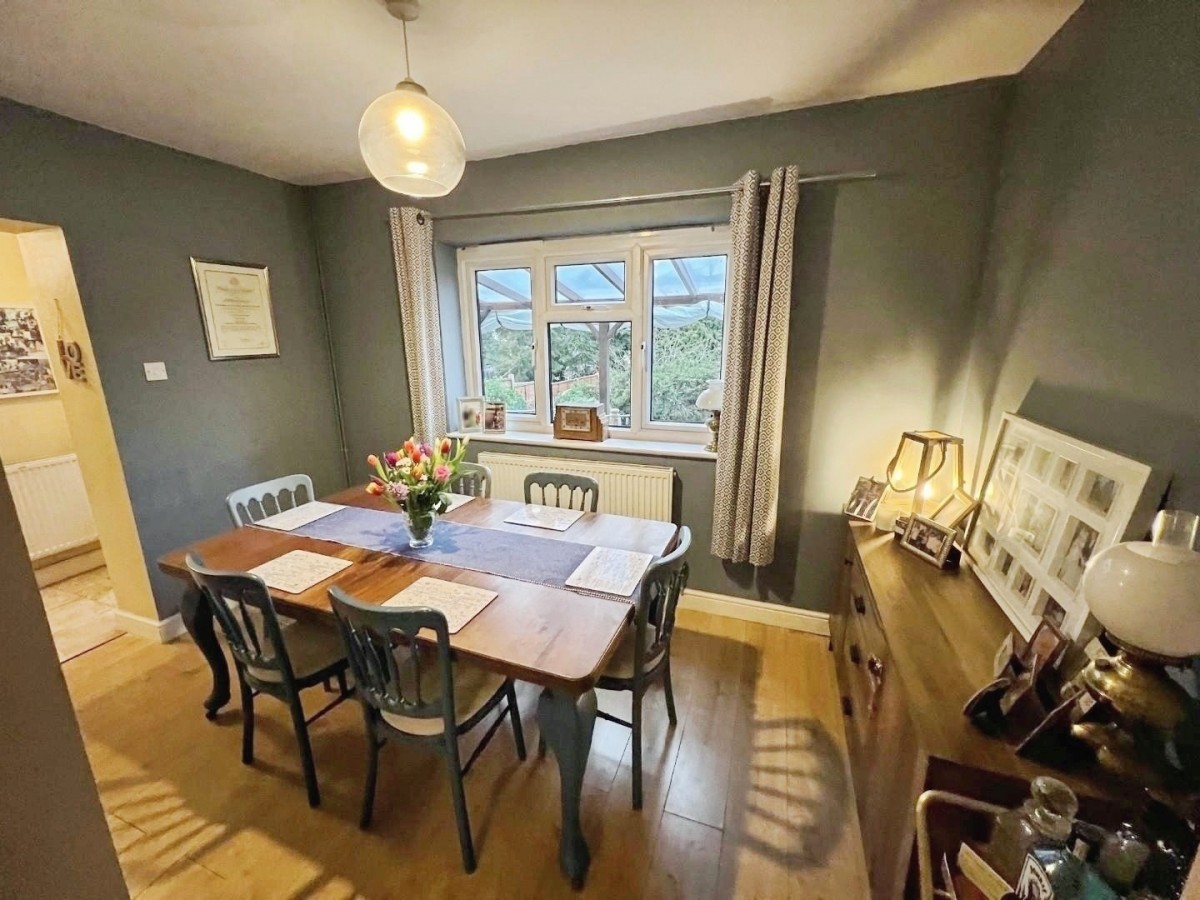 First Avenue, Dursley