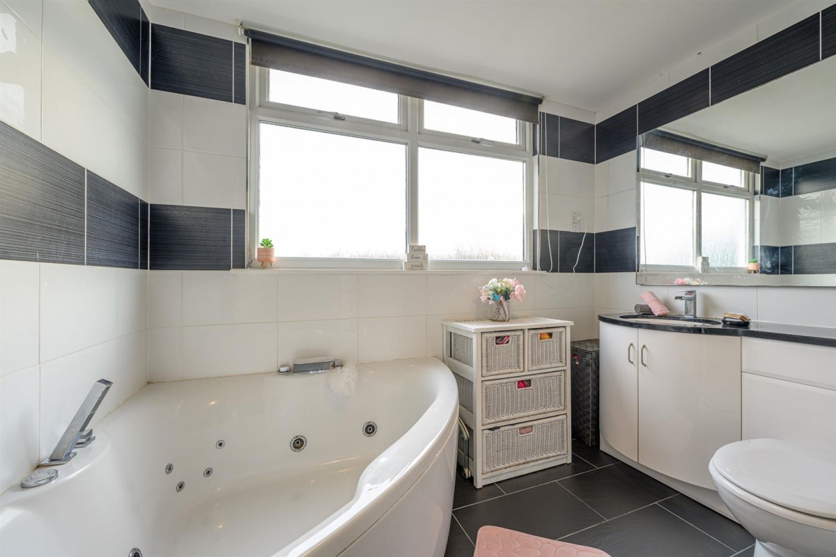 Rose Avenue, Kingswinford, DY6 8LE