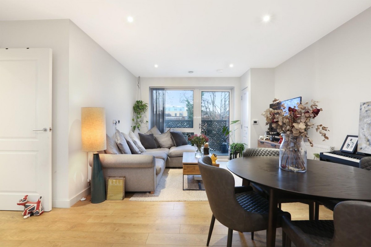 Lomond Grove, London, SE5