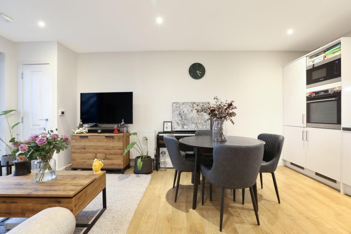 Lomond Grove, London, SE5