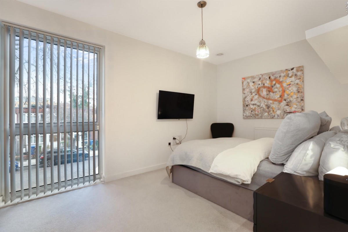 Lomond Grove, London, SE5