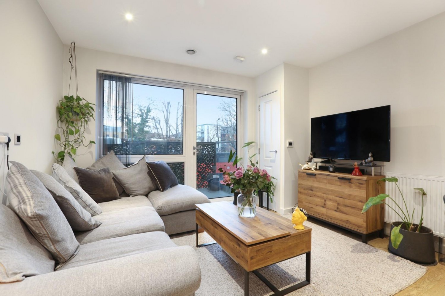 Lomond Grove, London, SE5