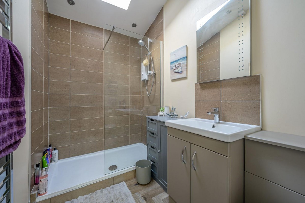 Cowley Drive, Milking Bank