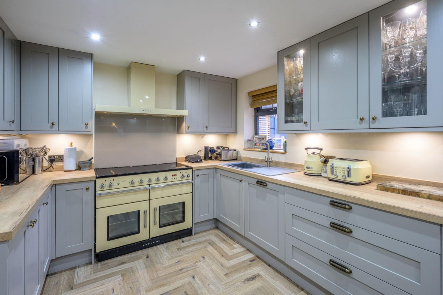 Cowley Drive, Milking Bank