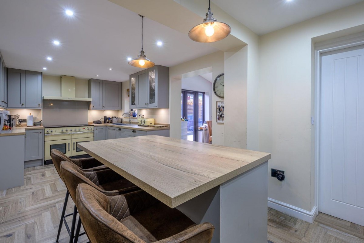 Cowley Drive, Milking Bank