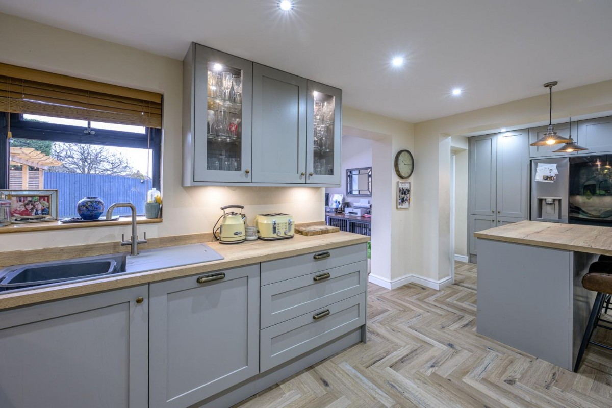 Cowley Drive, Milking Bank