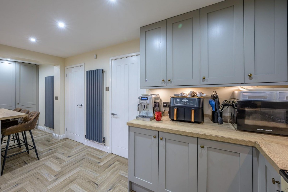 Cowley Drive, Milking Bank