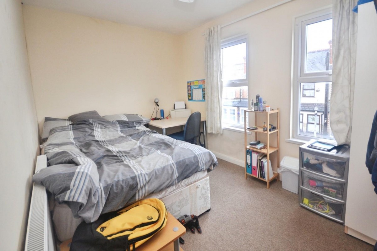 Pitcroft Avenue, Reading