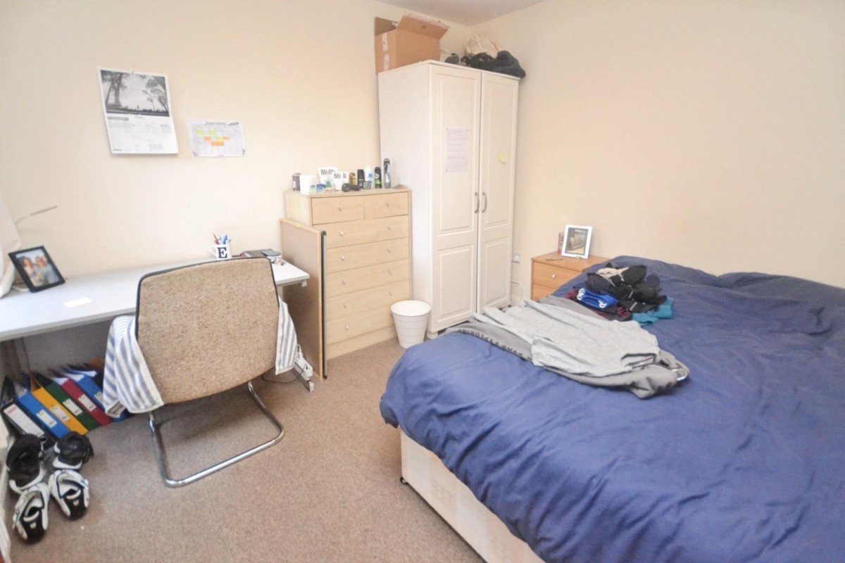 Pitcroft Avenue, Reading