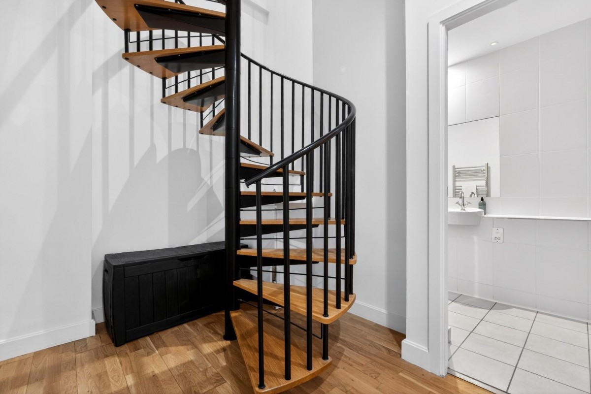 Popes Head Court, Peter Lane